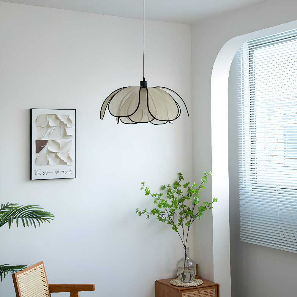 エレガントな天然籐の吊りランプ - ナチュラルな装飾と調和のとれた照明