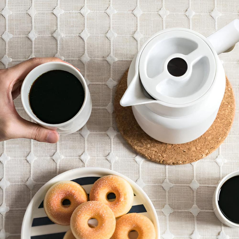 ハンドル付きサーマル・カラフェ - モダンなエレガンスと保温性能