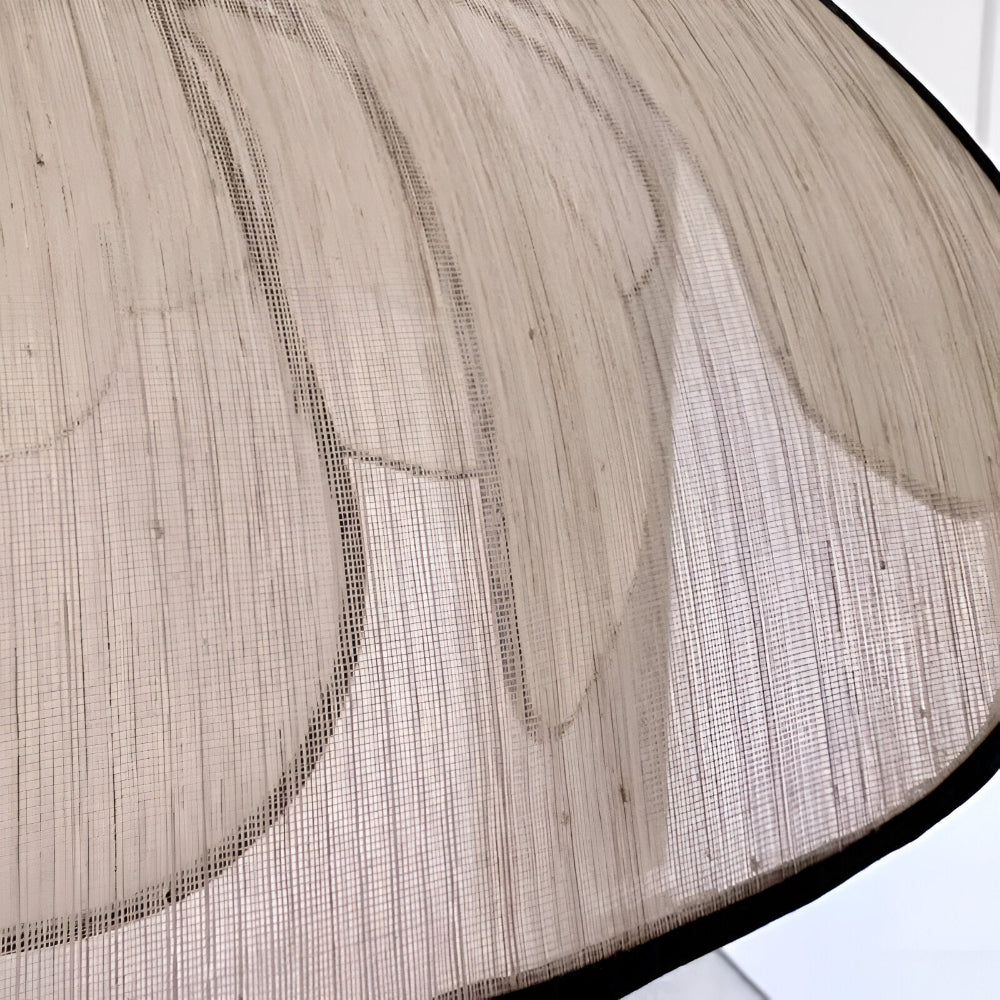 エレガントな天然籐の吊りランプ - ナチュラルな装飾と調和のとれた照明