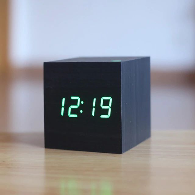 Digital Klocka Kub – Minimalistisk Design Och LED-Display