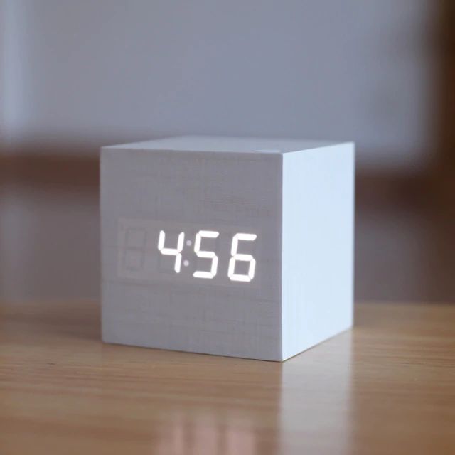 Digital Klocka Kub – Minimalistisk Design Och LED-Display