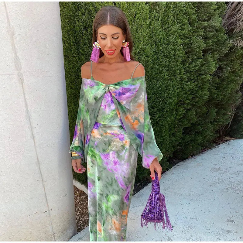 Ginette | Dlouhá Elegantní Šaty – Barevný Tisk a Odhalená Ramena 