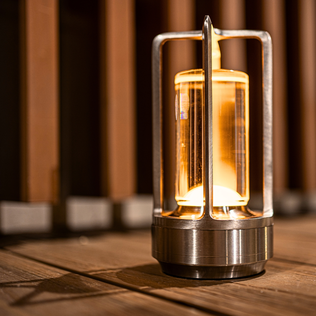Genopladelig Bordlampe – Blødt Lys Og Tidløst Design 