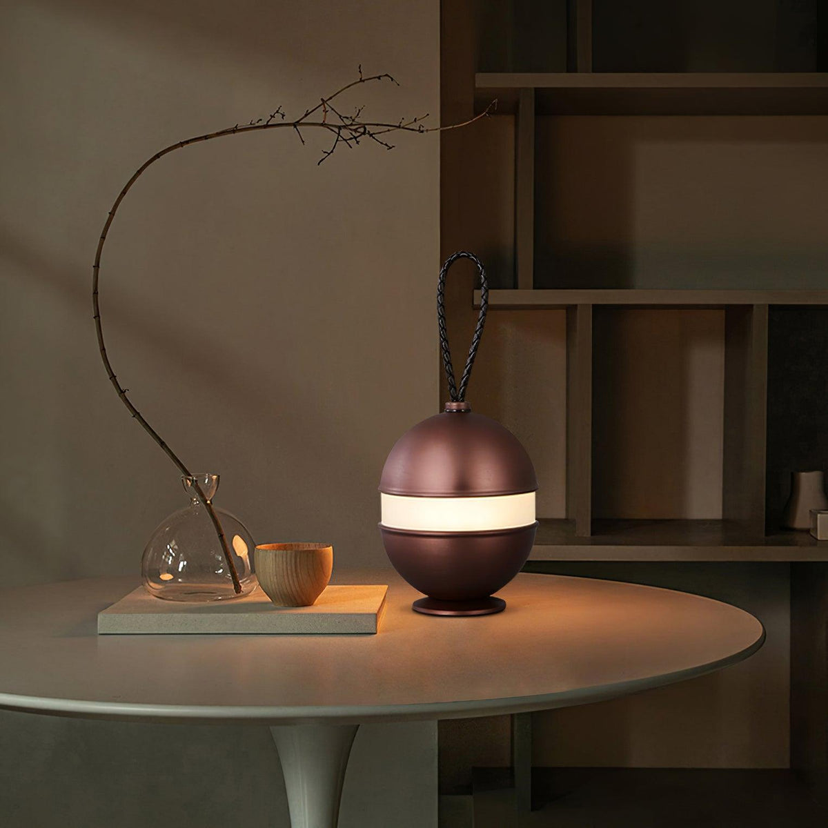 Genopladelig kuglelampe - elegant design og afslappende lys