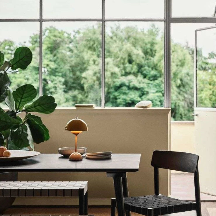 מנורת שולחן ניידת – עיצוב מודרני ותאורה ניידת 