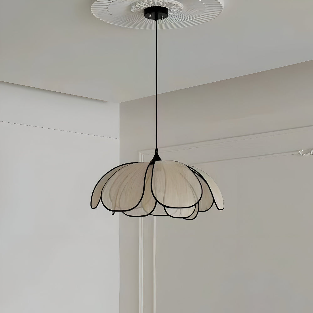 Elegantní závěsná lampa z přírodního proutí - přírodní dekorace a harmonické osvětlení