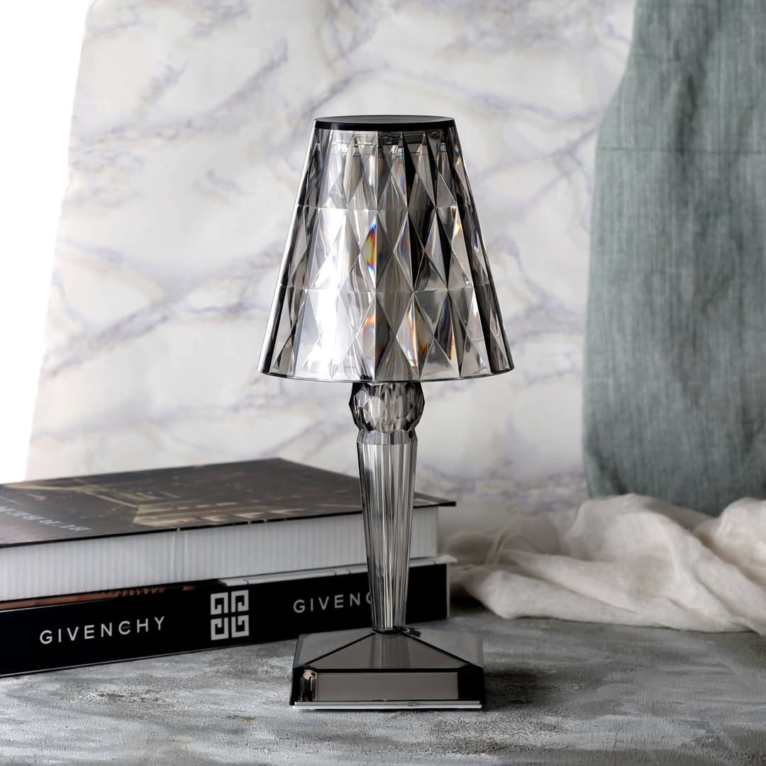 Tischlampe aus Kristall – moderne Eleganz und warme Atmosphäre 