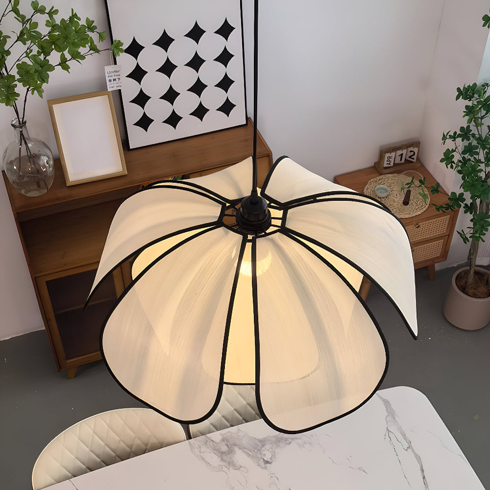 Elegantní závěsná lampa z přírodního proutí - přírodní dekorace a harmonické osvětlení