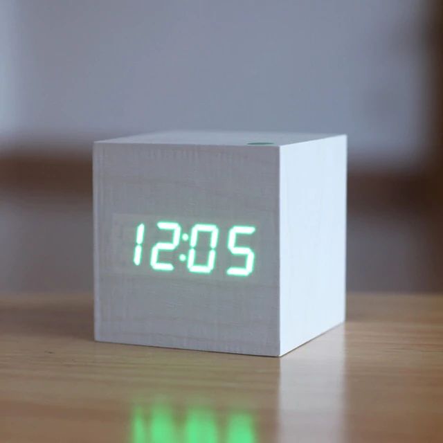 Horloge Numérique Cube – Design Minimaliste Et Affichage LED