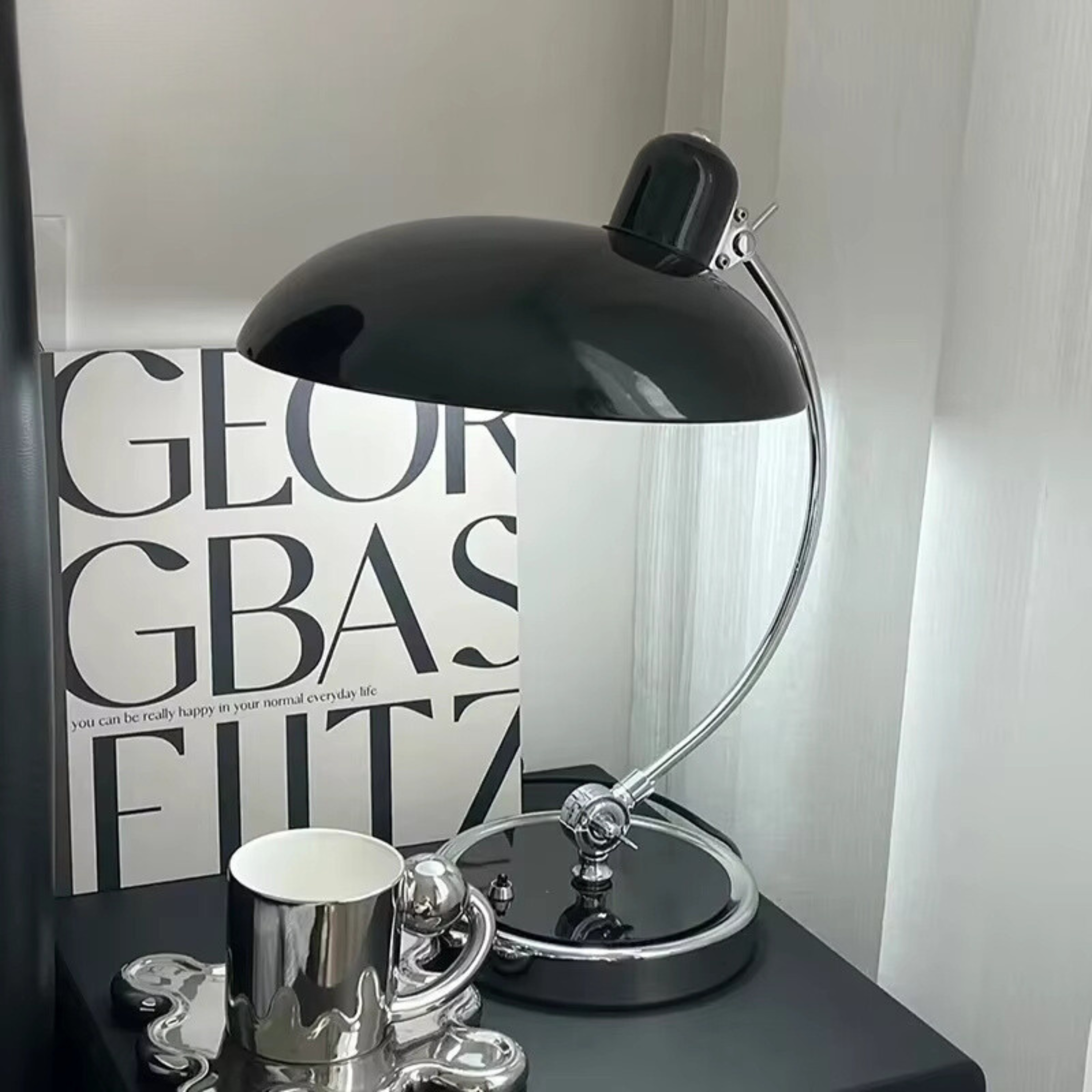 Nowoczesna Lampa Biurkowa – Elegancki Styl i Solidna Konstrukcja 